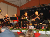 Tivola's Welt - Bildergalerie Neuendorfer Dorffest im Jahr 2003 - Beatabend mit der Gruppen The Jets, Sperrstund und Sohlmen